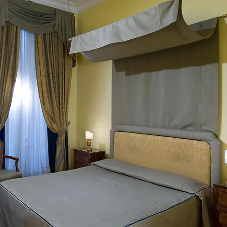 Hotel Chiaja De Charme 3*