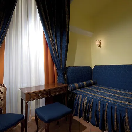 Hotel Chiaja De Charme 3*