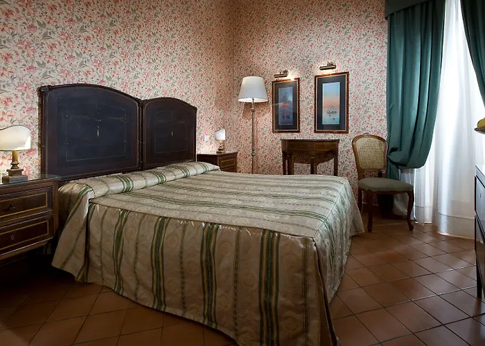 キアイア デ キャルメ ホテル ナポリ